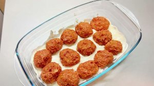 Тефтели под сметанным соусом (видео рецепт)