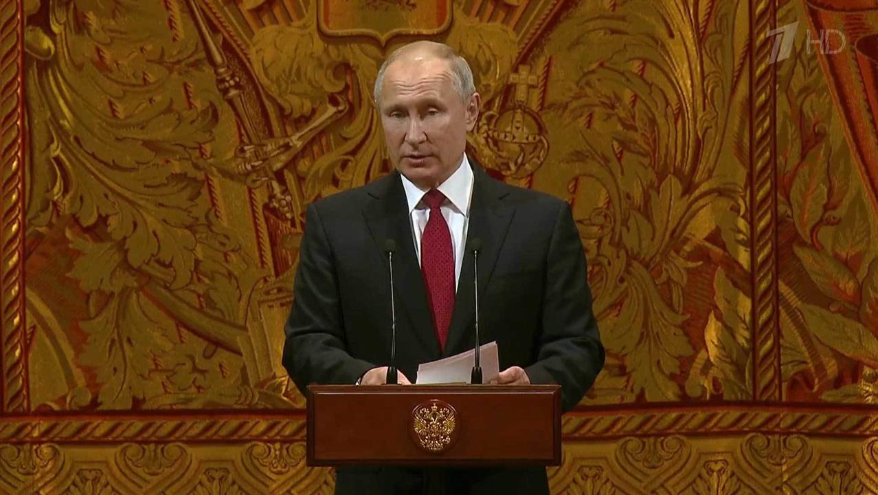 Путин входит в зал под музыку