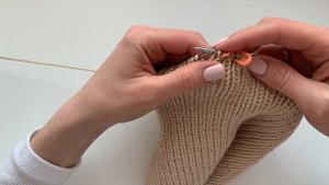 ШАПКА-ЛУКОВКА спицами с красивой макушкой резинкой 1х1 из LANA GATTO MAXI SOFT (весна/осень)