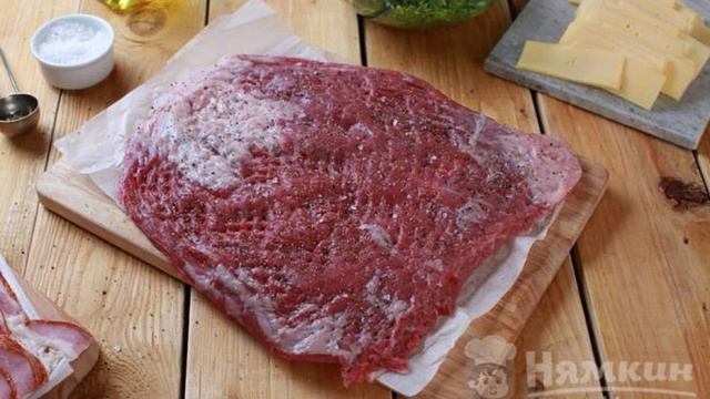 Рулетики из говядины, бекона, сыра и зелени на гриле