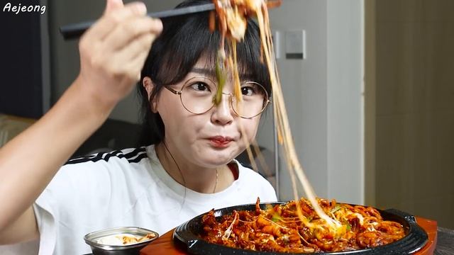 매콤한 치즈무뼈닭발 먹방?우동사리는 필수! Spicy Cheese Chicken Feet with Noodles Mukbang ASMR смотреть онлайн