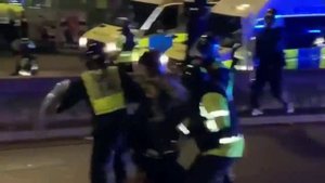 Служебный пёс напал на полицейского, во время протестов | Бристоль,  Великобритания