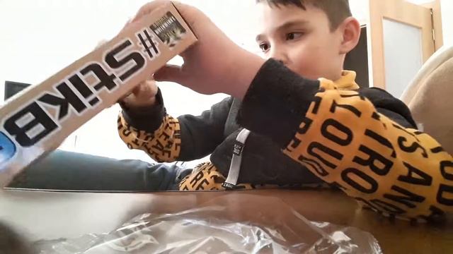 Распаковки 2 игрушки стикботы и Бейблейд смотреть онлайн