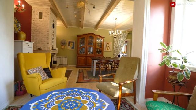 Обзор дома для большой семьи. Яркие стены, ретро-мебель и декор из путешествий. Интерьер и ремонт смотреть онлайн