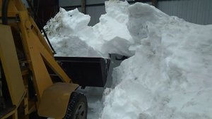 Самодельный мини фронтальный погрузчик.  Вот теперь он реально работает. Сырой снег 2021.