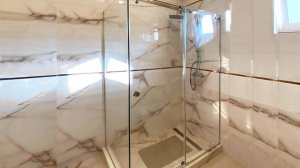 Душевая со сдвижной дверью. Стекло осветленное