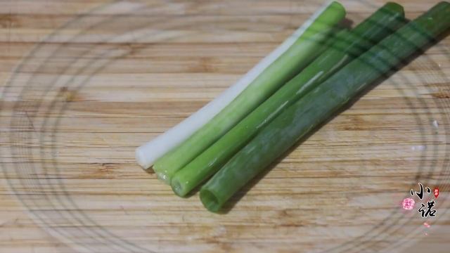 1把金针菇，2个西红柿，是我待客必做拿手菜，一整盘上桌不够吃【刘姐厨房 Magic Food】#金针菇 #西红柿 #家常菜
