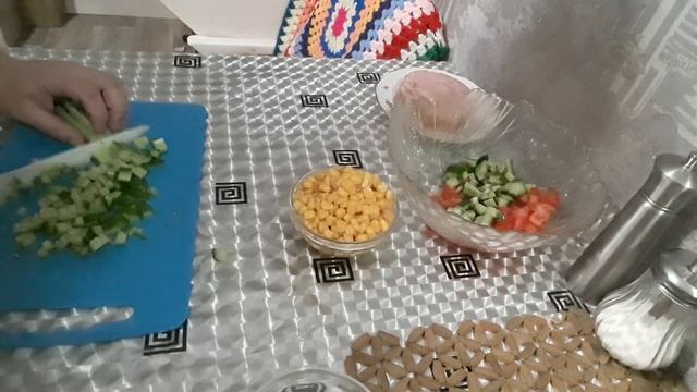 Салат с ветчиной,помидорами и огурцами смотреть онлайн