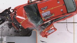 2014 Ford Focus 4 Door CRASH TEST IIHS - Small Overlap Test