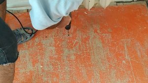 Скрипит пол в квартире как устранить.