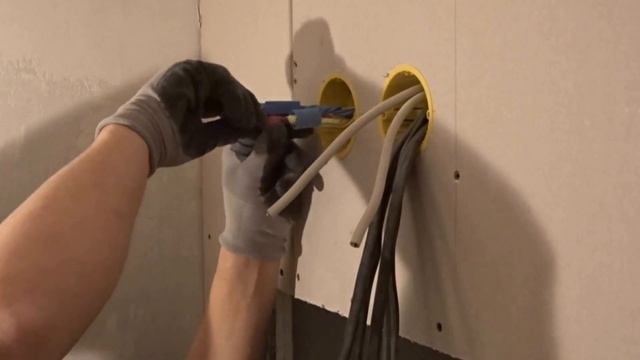 Соединение проводов в распределительной коробке.Пайка + Wago смотреть онлайн