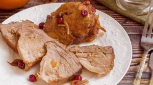 Восхитительное мясо.
СВИНИНА, ТУШЕННАЯ С КЛЮКВОЙ, АПЕЛЬСИНОМ И ГОРЧИЦЕЙ