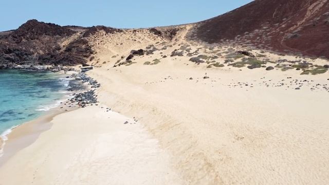 Playa de Las Conchas en La Graciosa | Islas Canarias | España | Imágenes de drones 4K смотреть онлайн