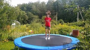 Упражнения на батуте. Прыгаю на даче.