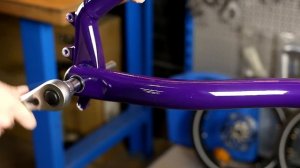 Необычное обслуживание необычного велосипеда Strida