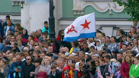 Тысячи людей в Петербурге собрались на набережных, чтобы посмотреть парад вживую