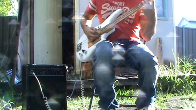 Old Ibanez Bass modified into a 2 string :) смотреть онлайн