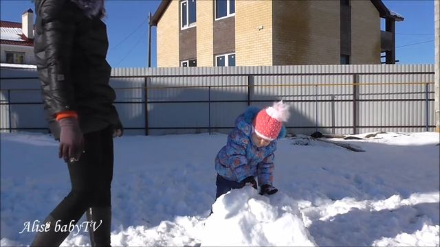 Детский видеоблог. Лепим с Алисой из снега зимой и играем на улице. Видео для детей. Для детей смотреть онлайн