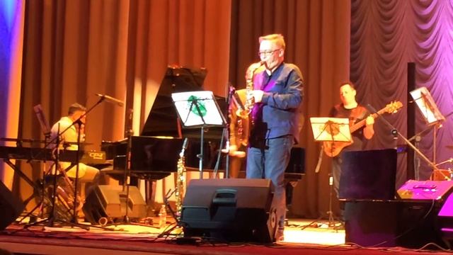 Mads Mathias & Apple Tea in Minsk "Hallelujah, I Love Her" смотреть онлайн