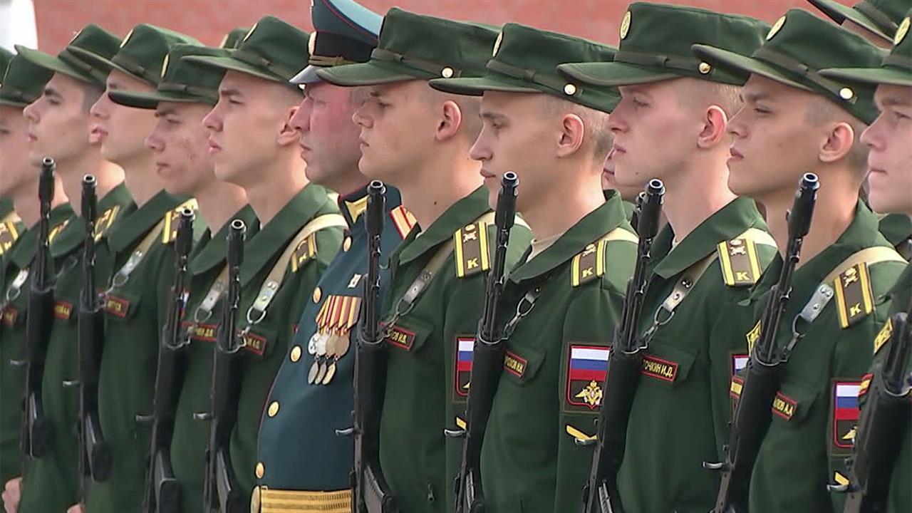 По всей России сотни курсантов высших военных учебных заведений приняли присягу