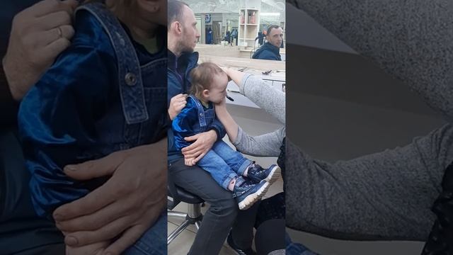 Прокалываем уши доче год и одиннадцать месяцев. Стойко прошла испытание. Молодец ? смотреть онлайн