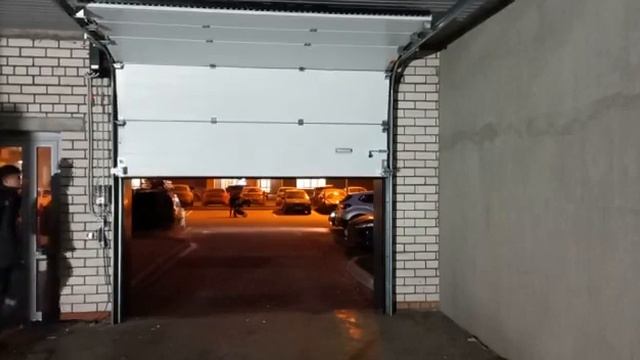 Гаражные автоматические ворота с фотоэлементами безопасности
