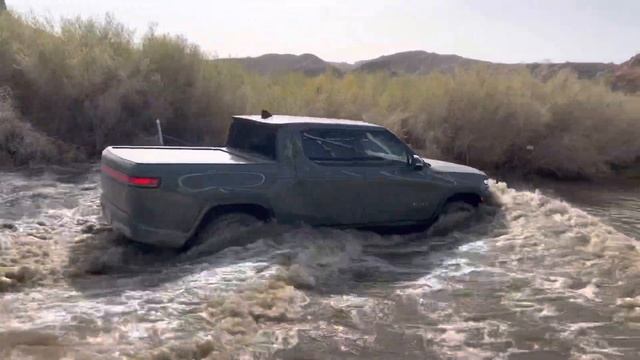 2022 Rivian R1T water fording at Mojave смотреть онлайн