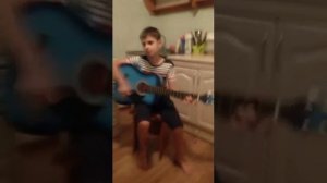 Мальчик 9 лет играет на гитаре