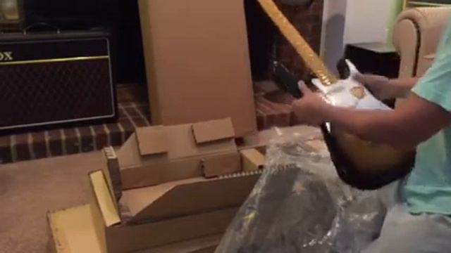 Unboxing Fender Squier Classic Vibe 50s Stratocaster смотреть онлайн