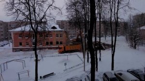 Снос здания экскаватором