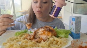 Мукбанг курочка из духовки, макароны с сыром #мукбанг #фудблогер