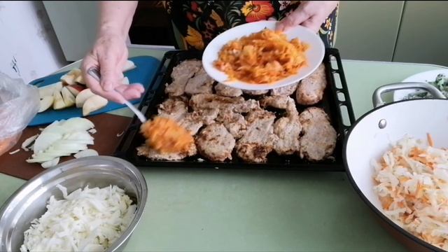 Отбивные из свинины с овощами в духовке. Свинина в духовке.