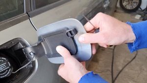 Как снять крышку бензобака АУДИ А4 А6