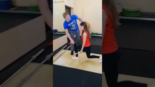 Упражнение выпады, как задействовать ягодицы и не наврядить коленям смотреть онлайн