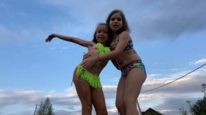 Танцуем и поём танец я та самая девчонка