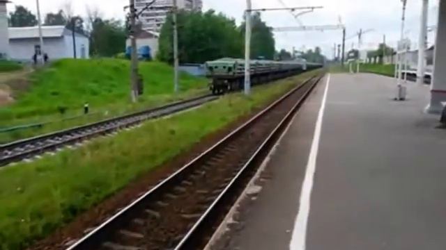 Товарный поезд проезжает станцию Пискаревка
