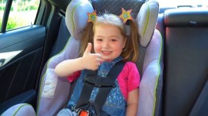 Милана играет с папой и показывает правила поведения для детей