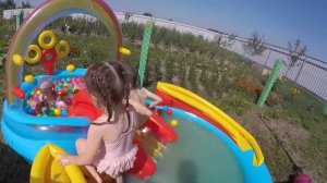 УЧИМ ЦВЕТА в Бассейне с шариками Развлечение для детей Игры в бассейне