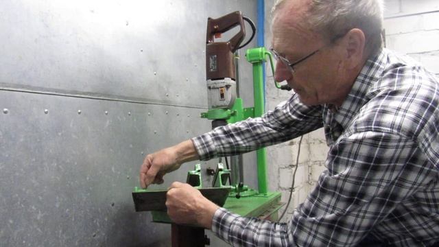 Сверлильный станок из дрели и домкрата, тиски к нему смотреть онлайн