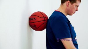 Упражнение на проработку мышц спины и суставов с мячом