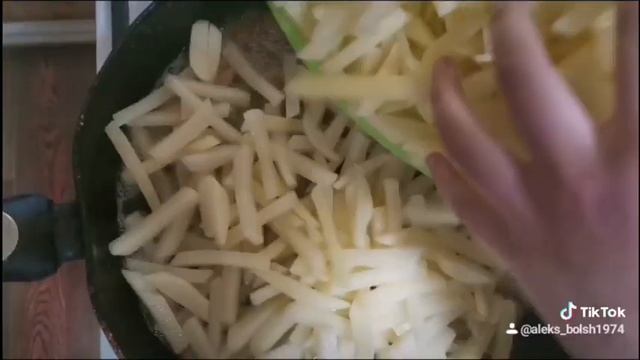 Жареная картошка с салом и луком