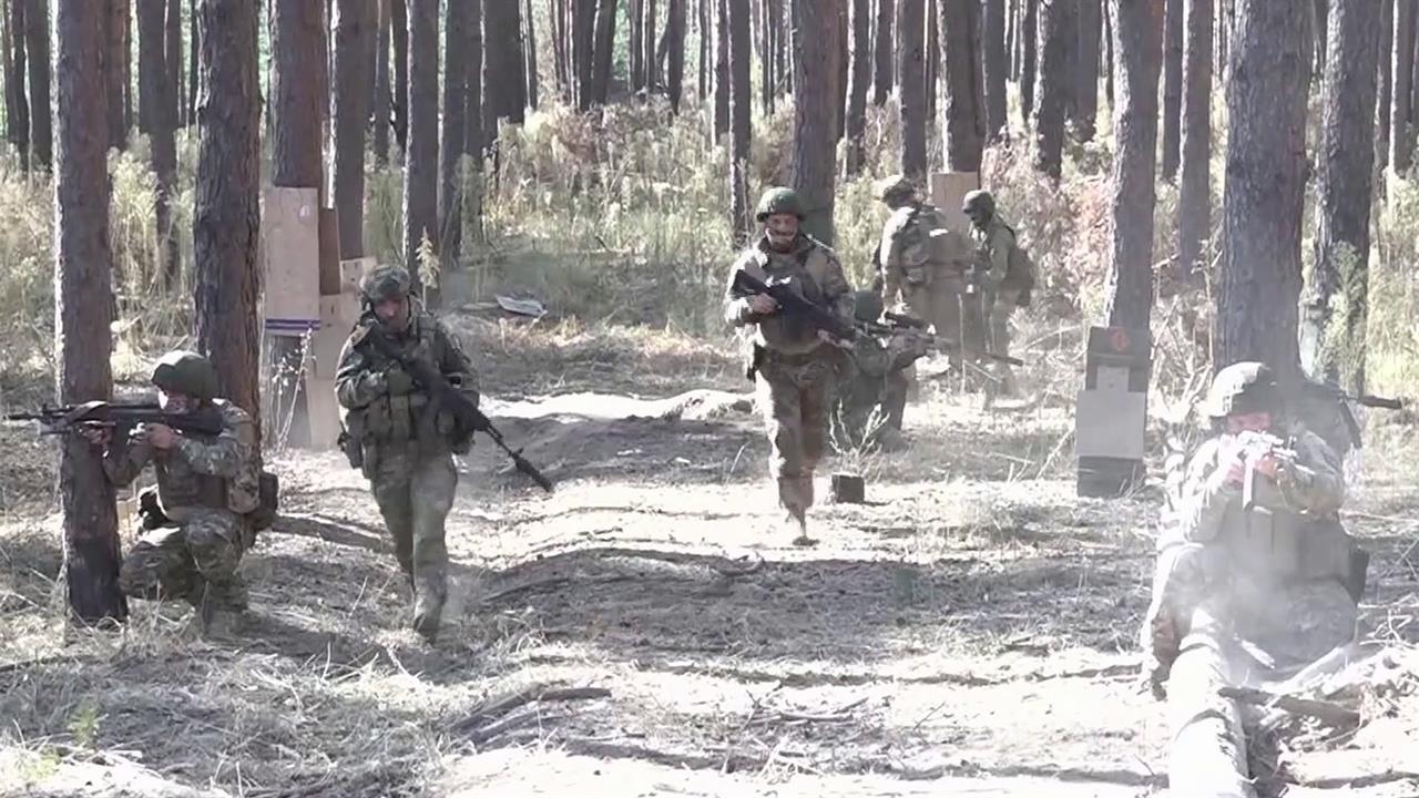 Элитный отряд российских разведчиков тренируется в условиях, максимально приближенных к боевым