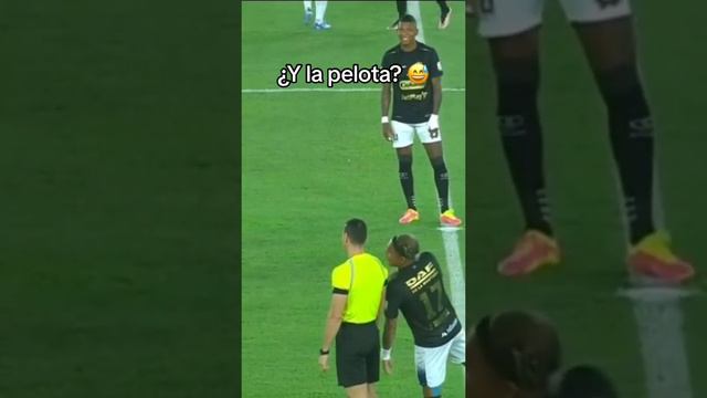 Inicio del partido de Wilmar Roldan, ¿y la pelota?😅