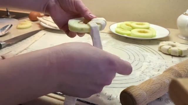 Булочки "Яблочные кольца" быстрый рецепт/Булочки с яблоком/Готовлю с любовью