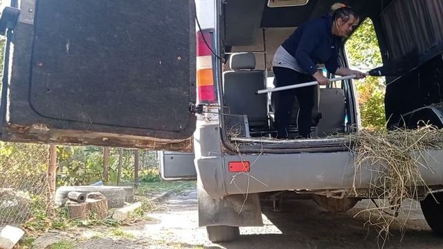 Снова привезли сено, сажаю  чеснок @семья в деревне смотреть онлайн