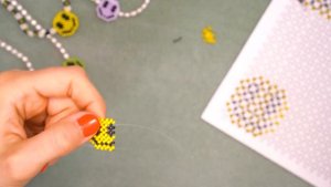 Круглый смайлик из бисера своими руками