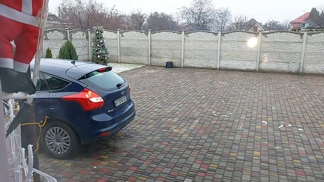 Учусь ездить на машине во дворе и включать заднюю передачу смотреть онлайн