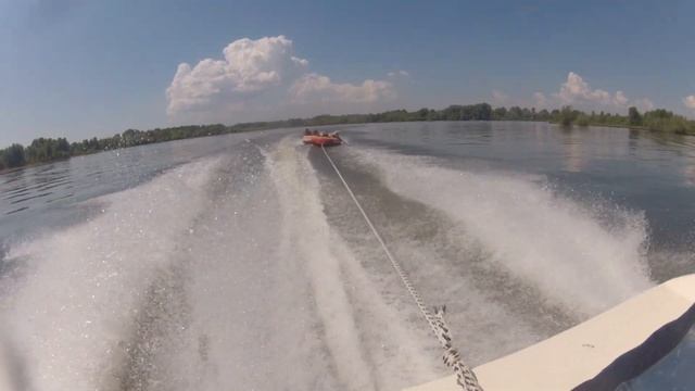 4-х местная плюшка за катером смотреть онлайн