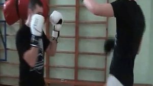 Разноименные удары в тайском боксе