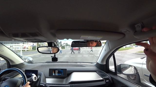 Урок вождения на электромобиле. Парковка в городе между машин. Вождение автомобиля в большом городе